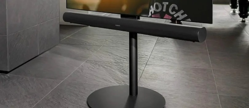 Soundbar hænger under tv'et ved hjælp af et tv-stativ