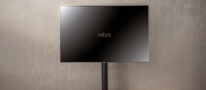 Tv på sort stativ