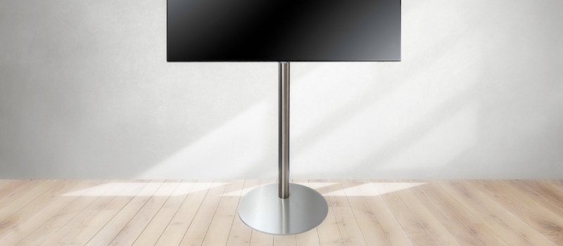 Grå tv-standaard med en tv på