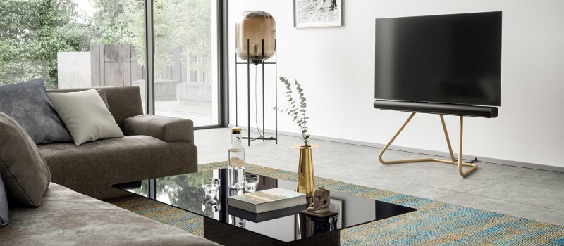 Få mere ud af lyden med en soudbar Moderne interiør med en tv på et tv-stativ integreret med soundbar