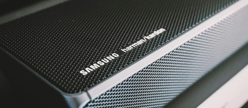 Detaljeret billede af gitteret og logoet på en Samsung soundbar