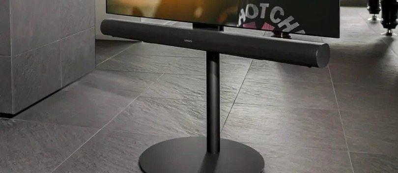 Soundbar hænger under tv'et ved hjælp af et tv-stativ